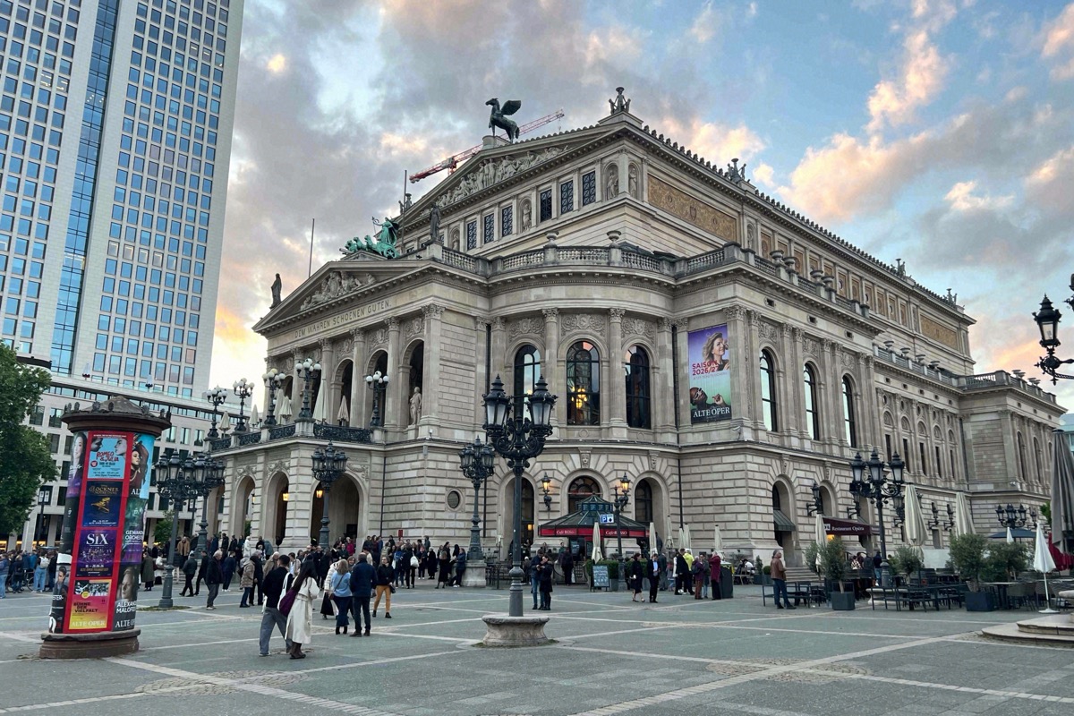 Die Alte Oper am Opernplatz in Frankfurt im Abendlicht