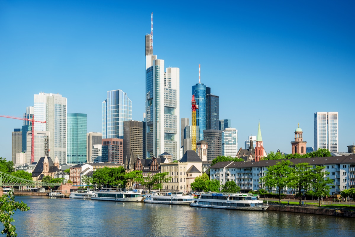 Frankfurter Skyline mit dem Bankenviertel über der Altstadt