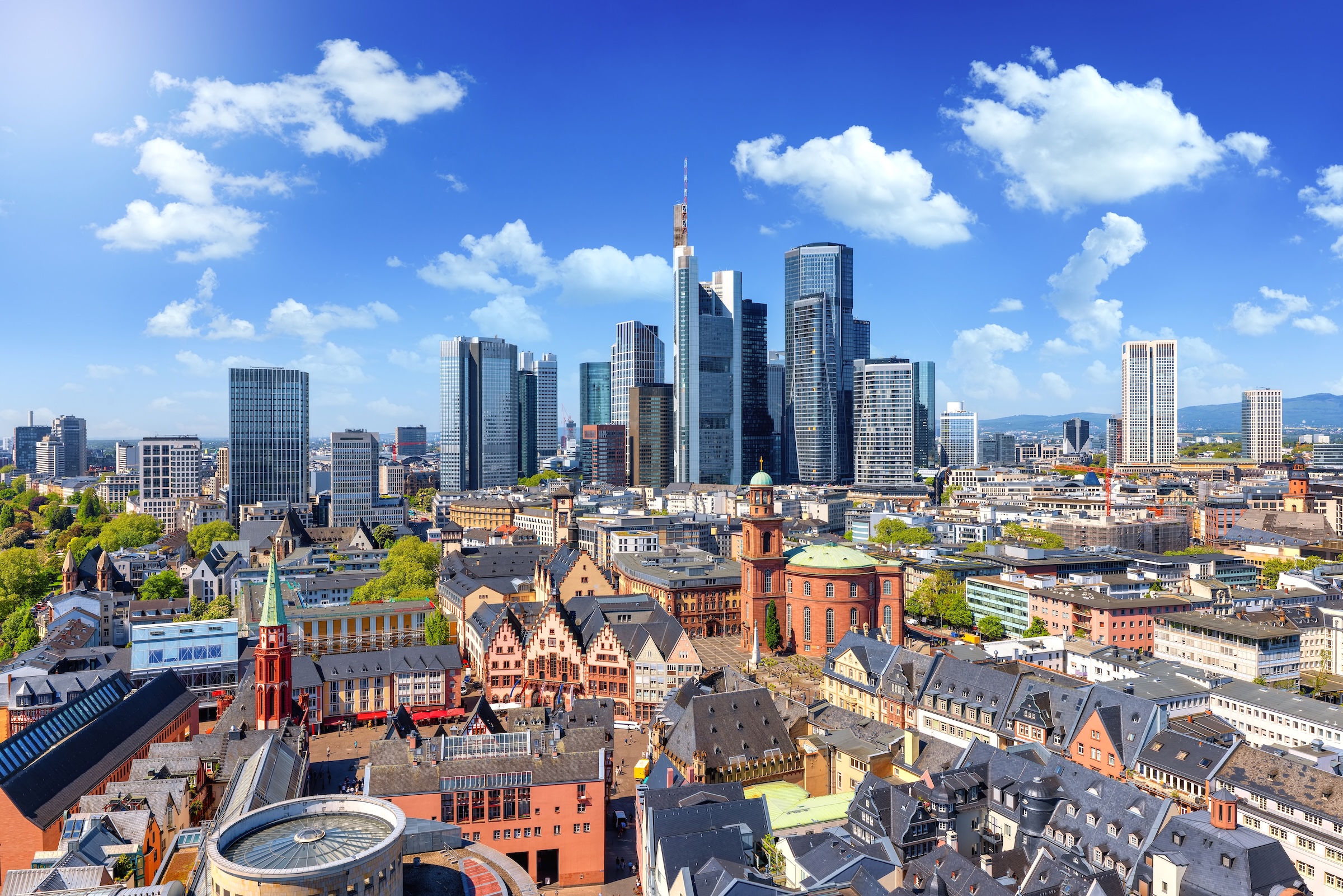 Frankfurter Skyline mit dem Bankenviertel über der Altstadt