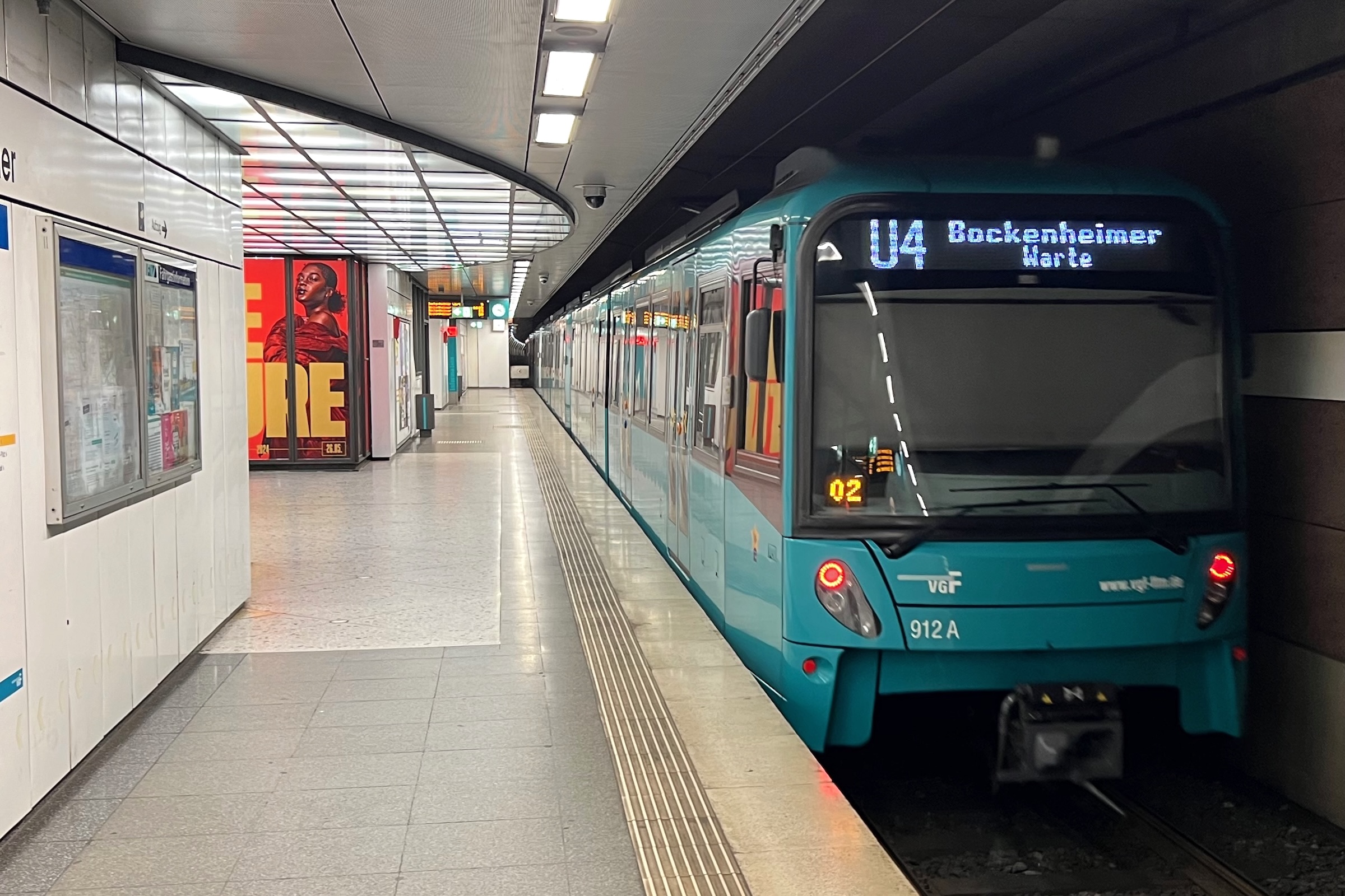 U-Bahn der Linie U4 in einer Frankfurter Station
